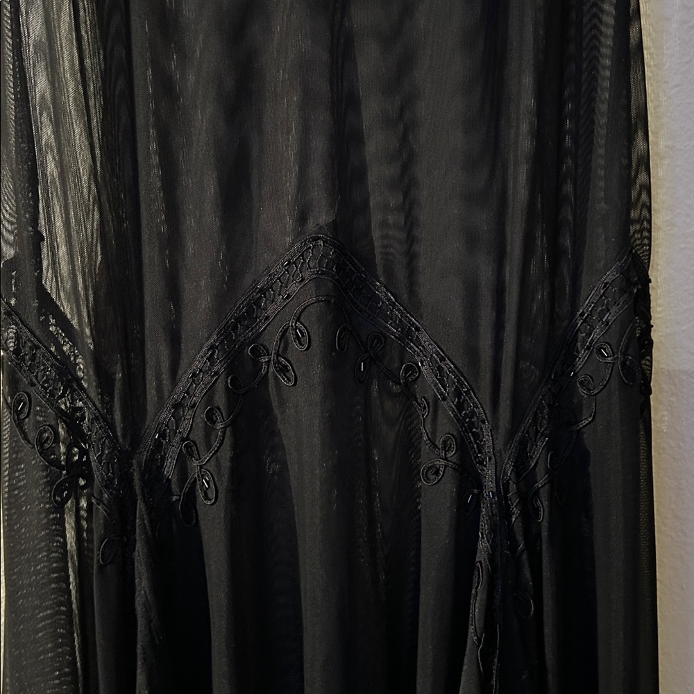 Elegant Black Sheer Dress with Lace Detail - Picture 8 of 16
